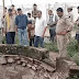 युवक ने कमरे में सो रहे अपने माता-पिता और छोटे भाई पर कुल्हाड़ी से हमला कर कुँए में कूदा