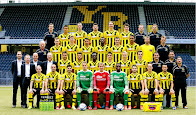 BSC YOUNG BOYS - Berna, Suiza - Temporada 2014-15 - Tom Burri (fisioterapeuta), Yuya Kubo, Jan Lecjaks, Marco Bürki, Michael Frey, Thomas Fekete, Bruno Bielesch (utillero), Harald Gämperle (asistente); Hans Imboden (utillero), Alexander Gerndt, Milan Vilotic, Gonzalo Zarate, Sékou Sanogo, Alain Rochat, Gregory Wüthrich, Matthias Gubler (fisioterapeuta), Martin Fryand (preparador); Jan Montagne (médico), Thomas Ringgenberg (médico), Werner Müller (presidente), Fredy Bickel (director deportivo), Milan Gajic, Leonardo Bertone, Samuel Afum, Moreno Costanzo, Florent Hadergjonaj, Adrian Nikci, Paolo Collaviti (entrenador porteros), Uli Forte (entrenador), Tino Maurer (fisioterapeuta); Helios Sessolo, Scott Sutter, Matias Vitkieviez, David von Ballmoos, Marco Wölfli, Yvon Mvogo, Renato Steffen, Steve von Bergen y Raphaël Nuzzolo - Plantilla del Young Boys, que milita en la 1ª División suiza