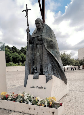 fatima - la statue de jean paul II érigée à l'occasion de sa venue