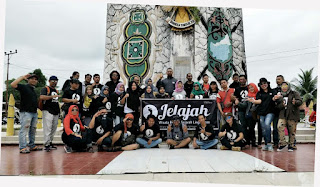 Komunitas Jelajah-Hos foto bersama di Monumen Perjuangan Sanga-Sanga