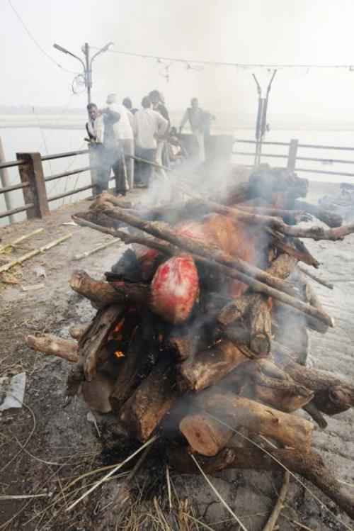 DUNIAKU: Ritual Pembakaran Mayat Di India