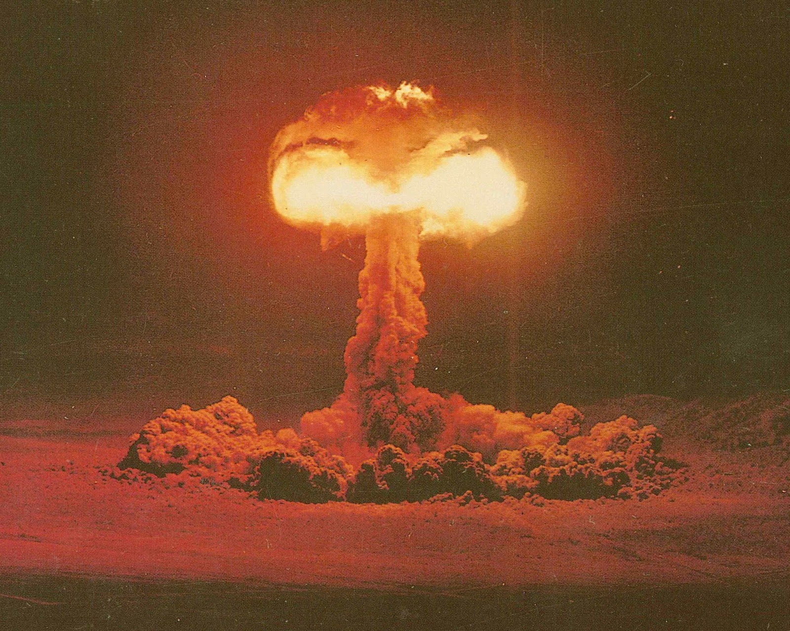 Japan No Atomic Bomb Jnab 日本原爆禁止の会 水爆がネヴァダ砂漠の空中で炸裂させ巨大な火の玉のキノコ雲が立ち登った