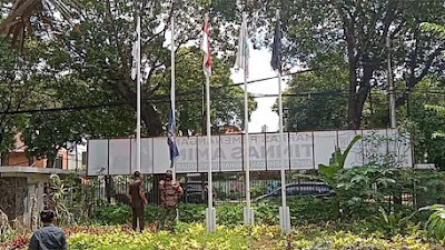 Relawan Turunkan Paksa Bendera Nasdem di Markas Timnas Amin