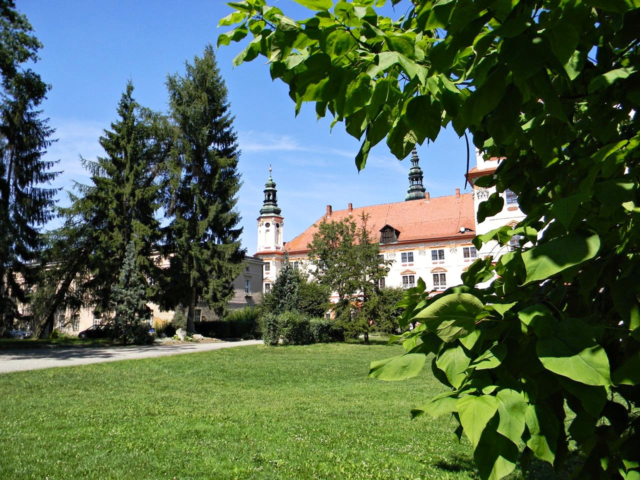 zieleń, park, klasztor, kościół, zwiedzanie