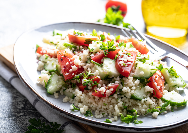 piatto vegano cuous cous con verdure.