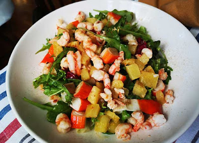 Ensalada tropical de rúcula, piña, gambas y surimi con vinagreta picante de cilantro. dietnattule.com