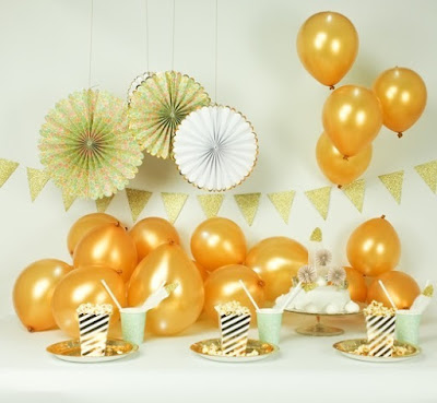 gold illoom balloons in the daytime