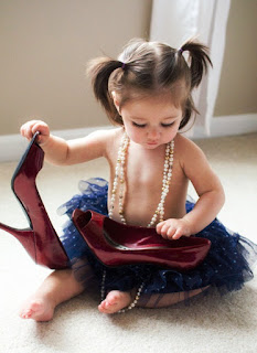 Foto Gambar Bayi Pakai Sepatu High Heels Kebesaran 17