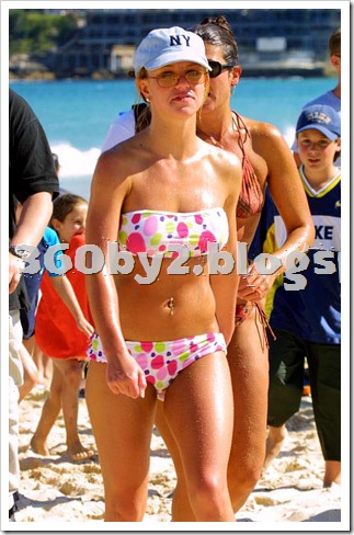 1259689311_britney-bikini-01-lg