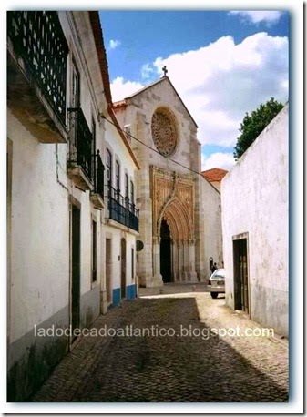 Imagem da igreja onde está enterrado o descobridor do Brasil, no Largo Pedro Álvares Cabral, Santarém, Portugal