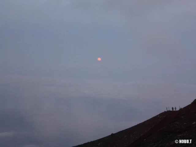 富士山・吉田ルートから見た満月