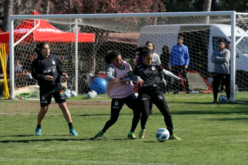 Dirección del Trabajo multó a 25 clubes del fútbol femenino