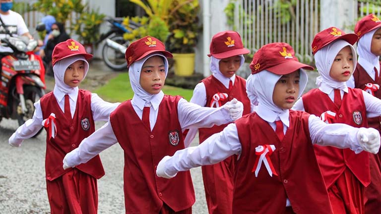 lomba gerak jalan antar sekolah satu kecamatan