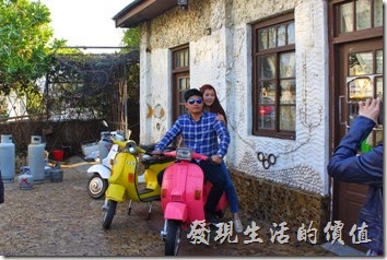 錢來也雜貨瓦斯行外面除了有瓦斯桶之外還有三兩偉士牌的機車，用來送瓦斯用的。