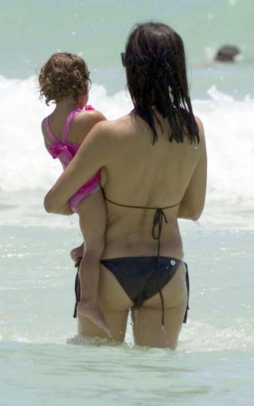 TEK PISOI MAE Adriana Lima bikini candids July 2011