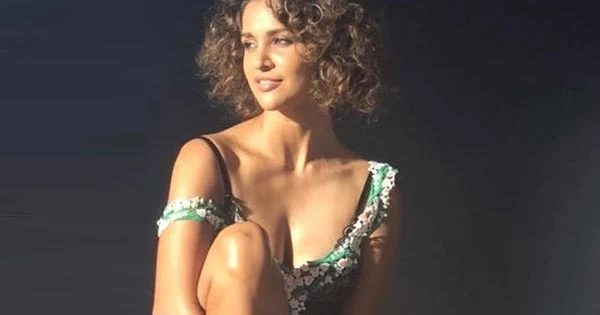 aisha sharma cleavage sexy legs