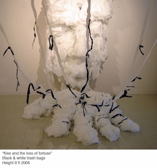 Khalil Chishtee esculturas sacos plástico de lixo