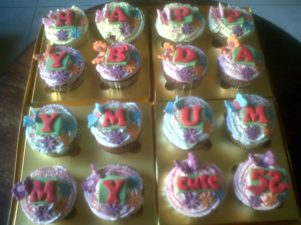 NOVI'S CAKE CORNER: Red Velvet Ninette's Mom Birthday Cupcake