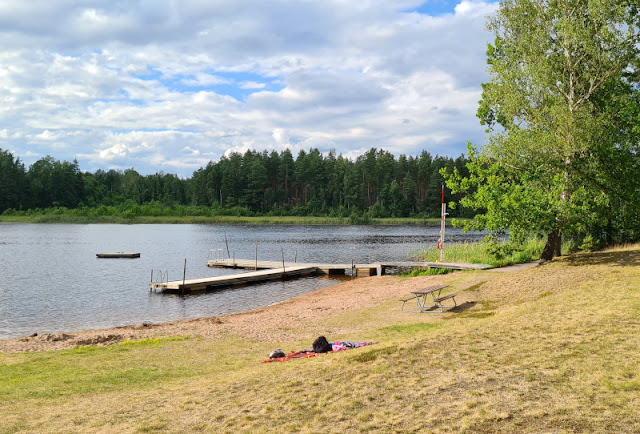 Unsere 3 liebsten Badestellen am See in Småland rund um Fågelfors, Virserum und Högsby. Die Bade-Möglichkeit am schwedischen See Hagsjön in Bockara verfügt über Steg, Schwimm-Insel, Picknicktische, Parkplatz, Toilette und Schaukel für Kinder.