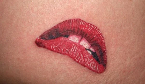 Tatuaje de boca mordiendose un labio