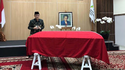 Dari Makkah  Gubernur Khofifah Sampaikan Belasungkawa Wafatnya Mien Sugandhi