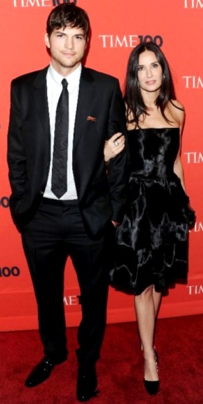 Foto de Demi Moore vestida de gala junto a Ashton Kutcher