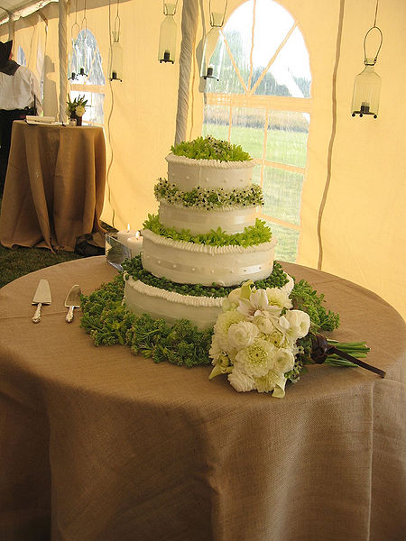 Beautiful green and white wedding cake