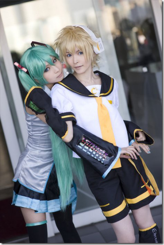 vocaloid 2 cosplay - hatsune miku and kagamine len