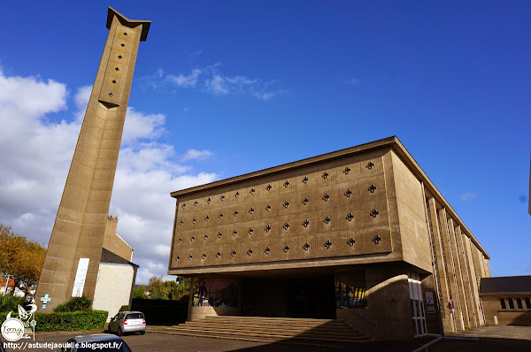 Saint-Nazaire - Eglise Sainte-Anne  Architecte: Henri Demur  Vitraux: Serge Rezvan  Fresques mosaïque: Paul Colin (exécution Atelier J. Barillet)  L’autel: Maxime Adam Tessier  Construction: 1956 - 1957  Le tabernacle: François-Victor Hugo  Christ en croix: Albert Shilling 