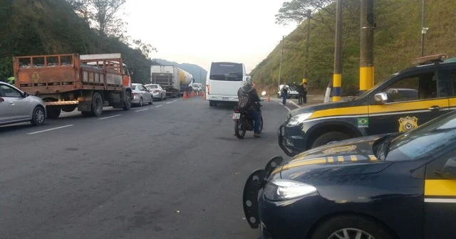 Acidente aconteceu na altura km 225, na Serra das Araras, em Piraí (Foto: Divulgação/Polícia Rodoviária Ferderal)