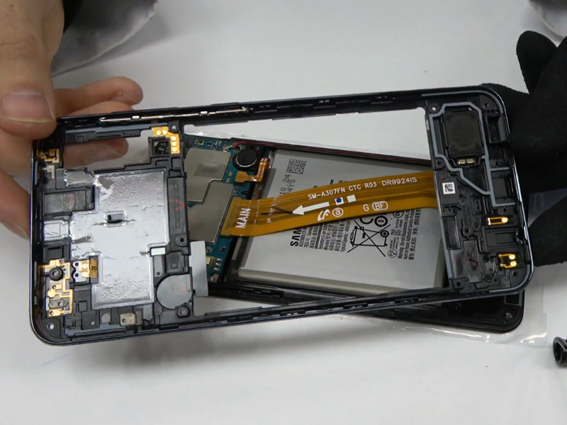 Cara Membuka Casing Belakang dan Mengganti Baterai Samsung