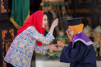 Arumi Bachsin Semangati Wisuda Sekolah Lansia Tangguh dan Sekolah Keluarga