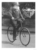 John Boyd Dunlop sedamg naik sepeda tahun 1915