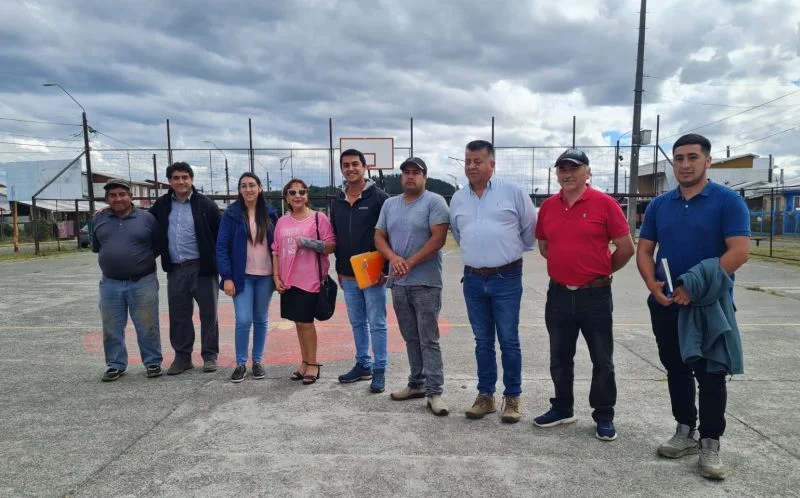 Alcadesa de Pueyhue firma entrega de terrenos para inicio de 2 obras