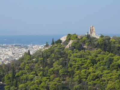 Vista del monumento a Filopapos en la colina del mismo nombre, con la ciudad de Atenas y el Mar de fondo