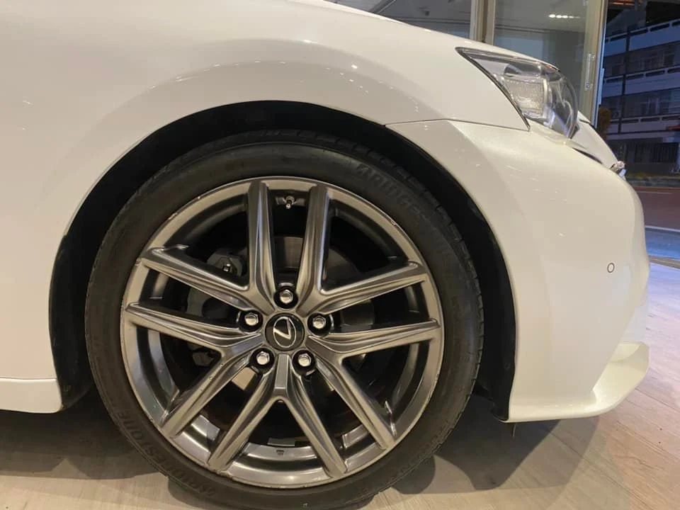 2014年 LEXUS IS300H  F-sport二手車中古車   價錢：新車 185 萬 ，現在只要 89.8 萬 。  里程：11萬公里   車況: 正常保養、車漂亮 ~ 原廠已更換過電池 , 鑰匙3支出廠證齊全 。牛排店老闆的愛車 💪💪      配備:  HID 皮椅 電動座椅 免鑰匙啟閉系統 影音系統 恆溫空調 方向盤控制鈕 日行燈 ABS 安全氣囊 巡跡防滑系統 倒車影像 定速      賞車專線：@690anjtz          其他資訊： 1.贈送二手車保固一年  2. 5/15 前下定送汽車美容及小保養 👏👏👏👏👏👏 3.可車換車喔 !!! 4.低利貸款 3.25% 起 !