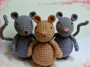 http://translate.google.es/translate?hl=es&sl=en&tl=es&u=http%3A%2F%2Fwww.amigurumitogo.com%2F2013%2F11%2Fhow-to-crochet-mouse-video.html