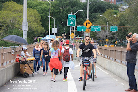 Велосипедисты и пешеходы на Бруклинском мосту