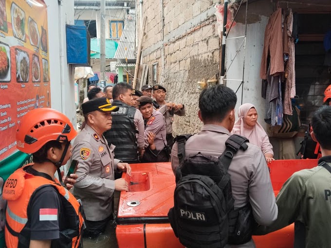 Polisi Evakuasi Lansia Korban Terdampak Banjir di Cengkareng
