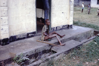 starving woman in the biafra-nigeria conflict 