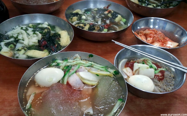 Platos de kalguksu y naengmyeon