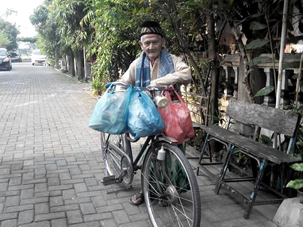 Berkaca pada Mbah Asrori yang Gemar Bersedekah Nasi Bungkus