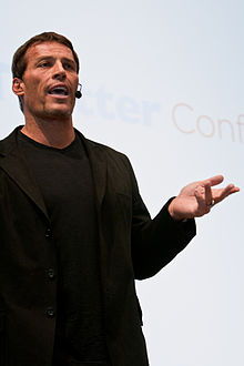Tony Robbins foto en una conferencia