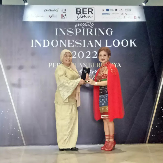 Ibu Hj. Halimah SE untuk kategori Women Inspiring for Entrpreneurship 2022.