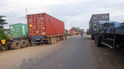 Truk Parkir di Badan Jalan, Bakal Dikempeskan Ban Rodanya