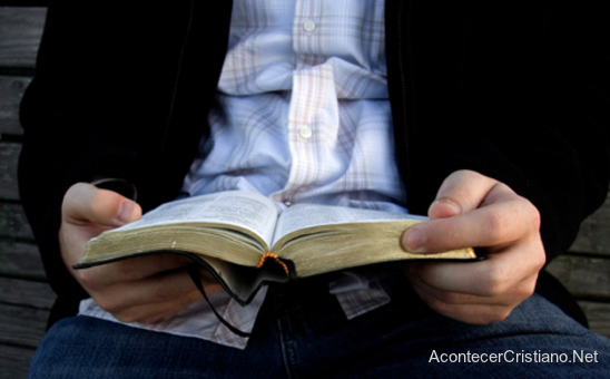 Hombre leyendo la Biblia completa