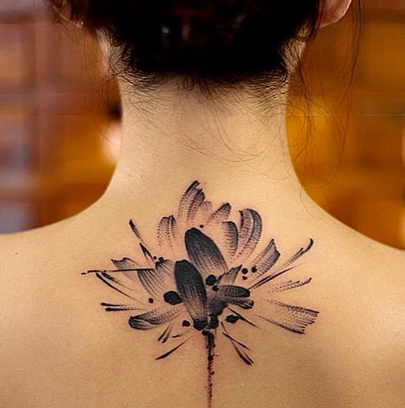 chica con tatuaje de flor de loto