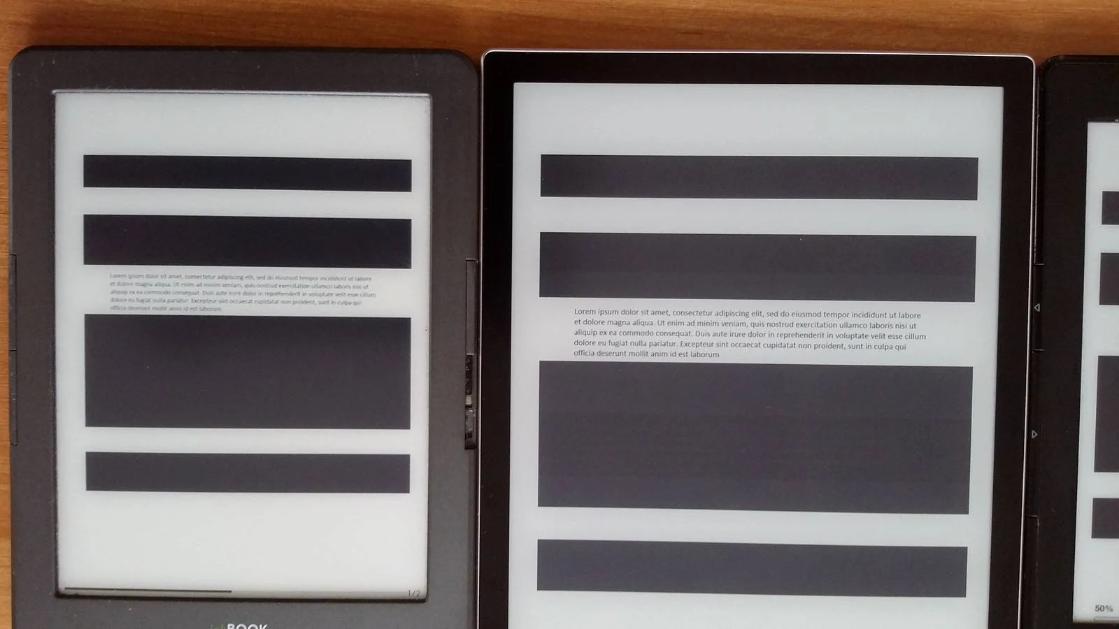 Ekran w PocketBook InkPad 4 z włączonym podświetleniem w porównaniu z Kindle 5 i InkBook Classic 2