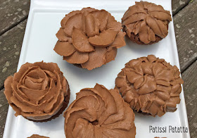 cupcakes chocolat, cupcakes chocolat/tonka, fève tonka, ganache montée chocolat/caramel, cupcakes fleurs, pâtisserie, décoration cupcakes, douille 125 Wilton, douille 70 Wilton, patissi-patatta