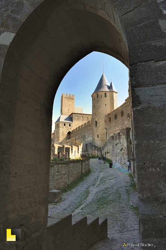 le chemin de ronde rejoint la porte de l'Aude à Carcassonne photo au delà  du cliché